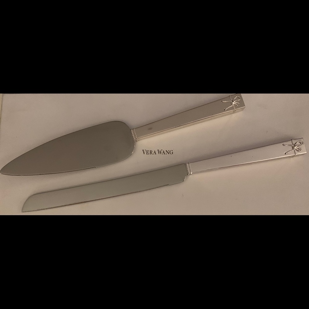 Vera Wang Love Knots cake and trowel set